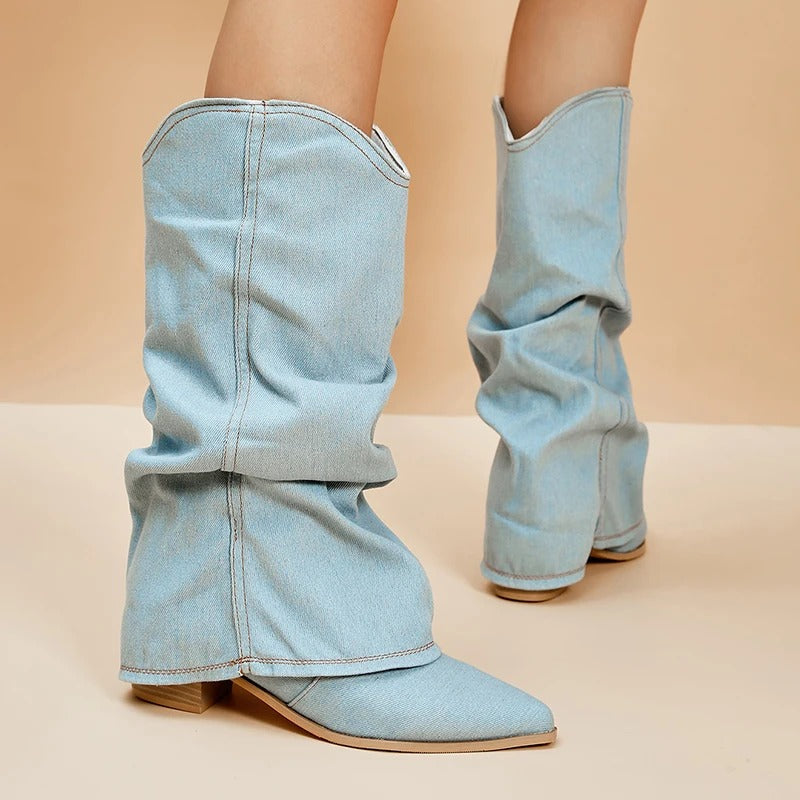 Damen Cowboy-Stiefel aus hellblauem Denim, knöchelhoch, mit flachem Absatz. Modische Westernstiefel für trendige Outfits.