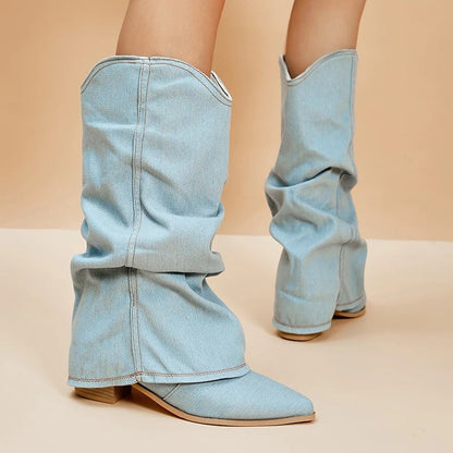 Damen Cowboy-Stiefel aus hellblauem Denim, knöchelhoch, mit flachem Absatz. Modische Westernstiefel für trendige Outfits.
