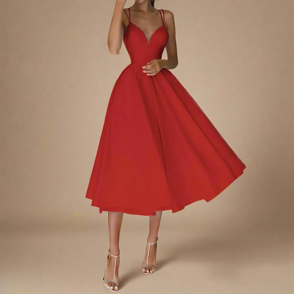 Elegantes rotes Abendkleid mit Spaghettiträgern und ausgestelltem Rock, ideal für formelle Anlässe. Perfekt kombiniert mit goldenen High Heels.