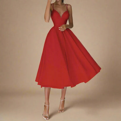 Elegantes rotes Abendkleid mit Spaghettiträgern und ausgestelltem Rock, ideal für formelle Anlässe. Perfekt kombiniert mit goldenen High Heels.