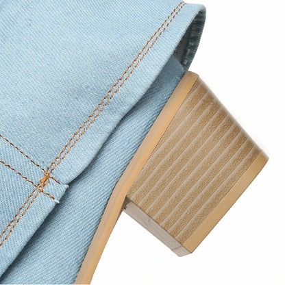 Hellblauer Jeansstoff mit braunem Blockabsatz, Nahaufnahme. Modetrend, Damenstiefel, Denim-Design, stilvolle Schuhmode.