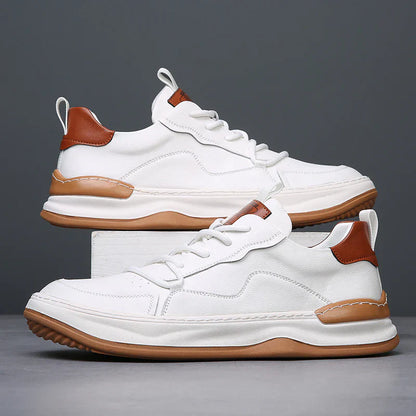 Weiße Sneaker mit braunen Akzenten, rutschfeste Gummisohle, modernes Design, ideal für Herrenmode, Freizeit- und Alltagskleidung.