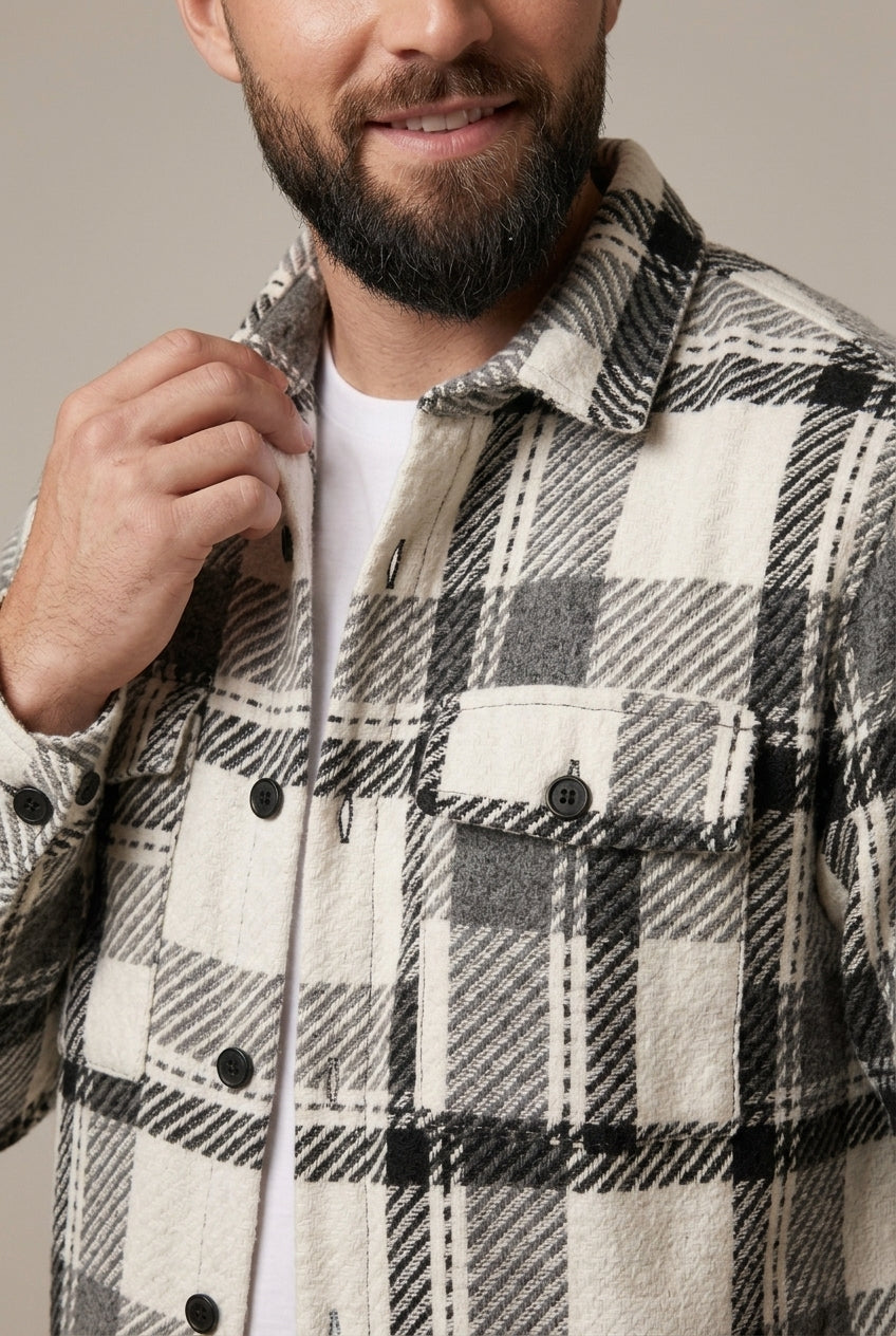 Vorderansicht des karierten Herren-Overshirts
