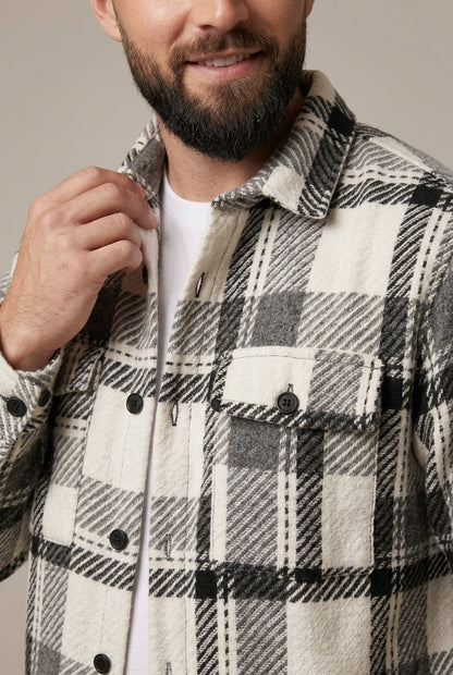 Vorderansicht des karierten Herren-Overshirts