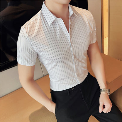 Herrenhemd Mit Streifen, Kurzen Ärmeln Und Reversknopfleiste, Leichte Passform