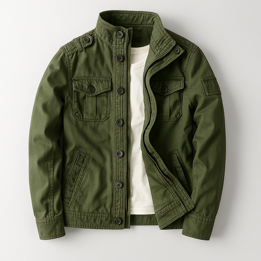 Grüne Herrenjacke mit Knopfleiste und Brusttaschen, über weißem T-Shirt. Modische Outdoor-Bekleidung, ideal für Herbst und Frühling.