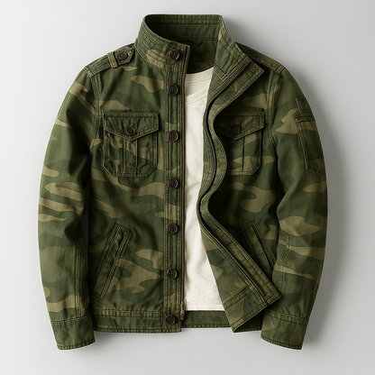 Grüne Camouflage-Jacke mit Knopfleiste und Brusttaschen auf weißem Hintergrund. Modische Herrenjacke, ideal für Outdoor-Aktivitäten.
