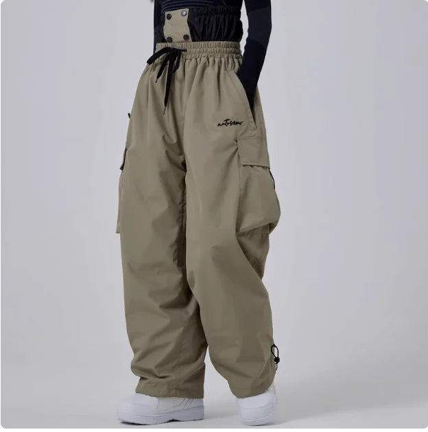 Beige Baggy-Hose mit elastischem Bund und Kordelzug, großen Seitentaschen, getragen von Person. Modetrend, lässiger Streetwear-Stil.