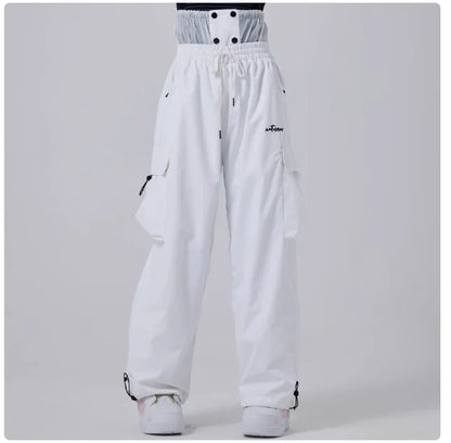Weiße Damen-Skihose mit hoher Taille, elastischem Bund und seitlichen Taschen. Ideal für Wintersport, modisch und funktional.