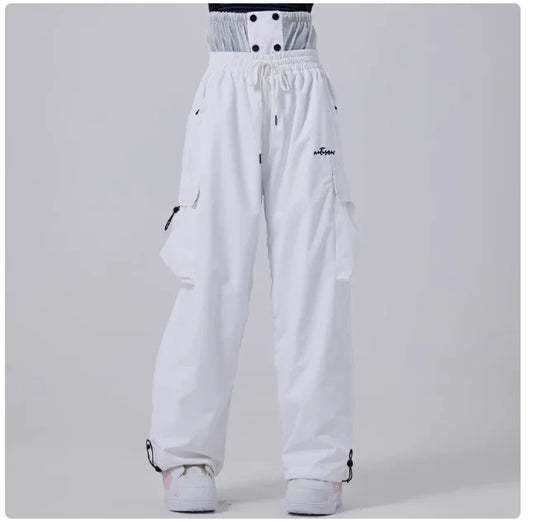 Weiße Damen-Skihose mit hoher Taille, elastischem Bund und seitlichen Taschen. Ideal für Wintersport, modisch und funktional.