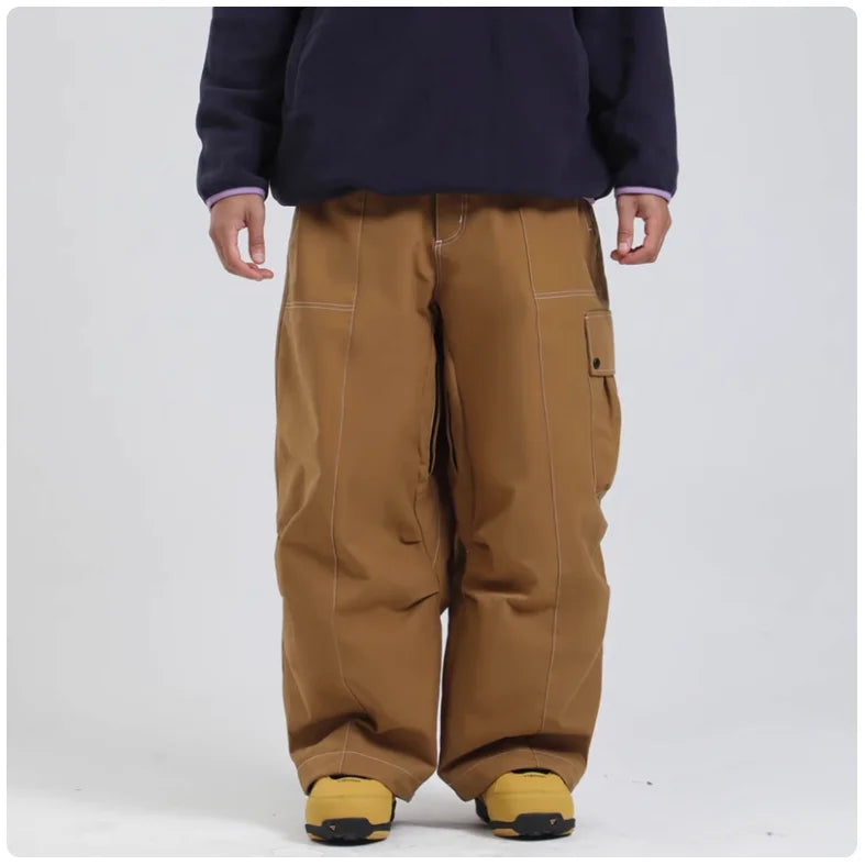 Braune Baggy-Hose für Herren, lässiger Stil, mit aufgesetzter Tasche, kombiniert mit gelbem Schuhwerk. Ideal für Streetwear und Freizeitmode.