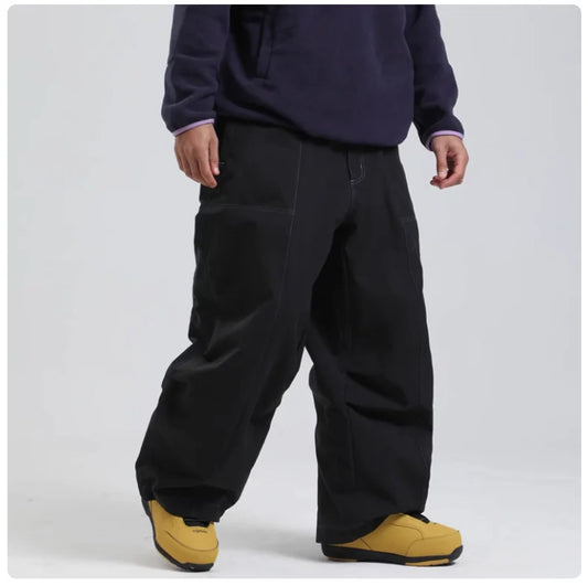 Person trägt schwarze Baggy-Hose und gelbe Schuhe, kombiniert mit einem dunkelblauen Pullover. Modetrend, Streetwear, lässiger Stil.