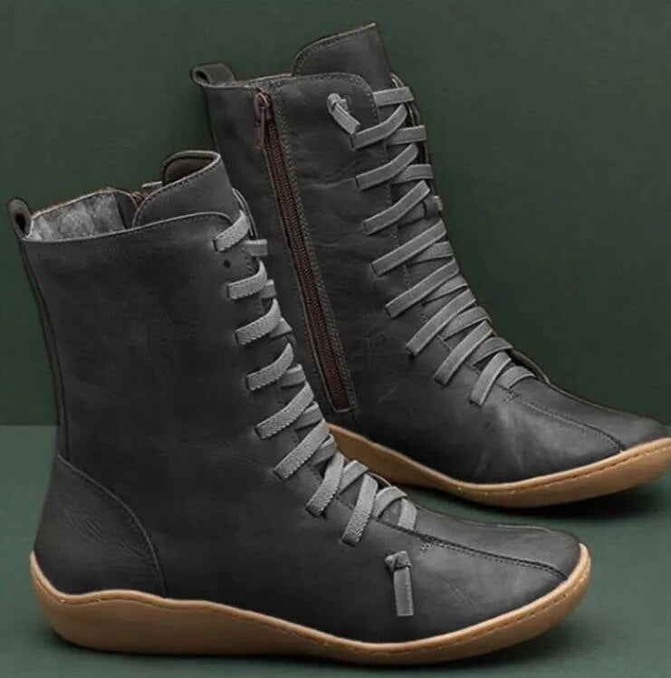 Schwarze Damenstiefel aus Leder mit Schnürung und Reißverschluss, flache Gummisohle, modisch und bequem, ideal für Herbst und Winter.