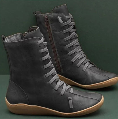Schwarze Damenstiefel aus Leder mit Schnürung und Reißverschluss, flache Gummisohle, modisch und bequem, ideal für Herbst und Winter.