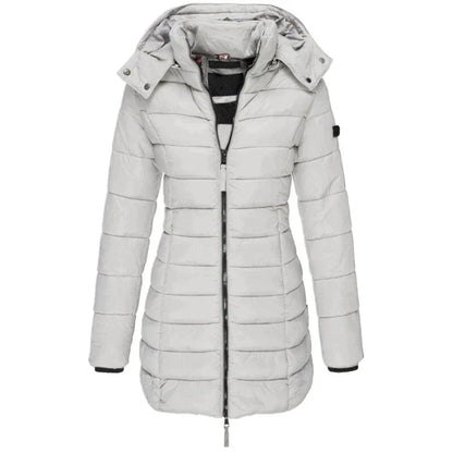 Graue Damen-Daunenjacke mit Kapuze, Reißverschluss und gestepptem Design. Winterjacke, warm, modisch, ideal für kalte Temperaturen.