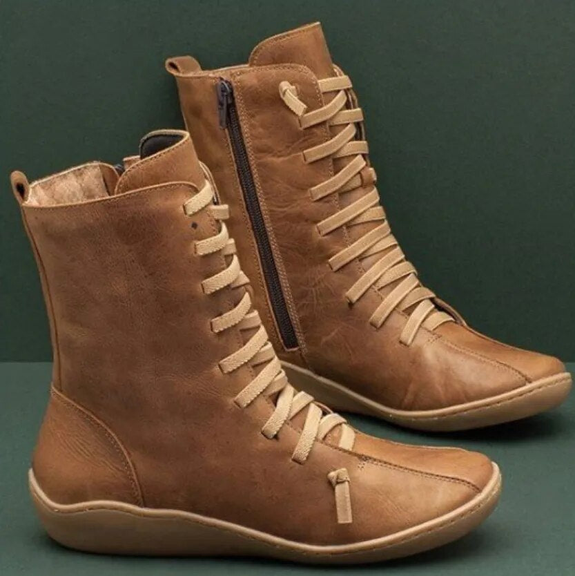 Braune Lederstiefel mit seitlichem Reißverschluss und Schnürung, modisch und bequem, ideal für Herbst- und Wintermode.
