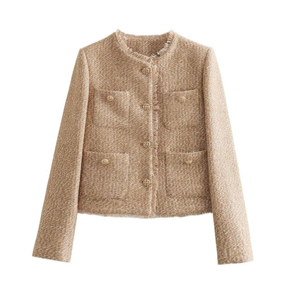 Beige Damen Tweed-Jacke mit Rundhalsausschnitt, Knopfleiste und vier Taschen. Elegante, klassische Mode für Herbst und Winter.
