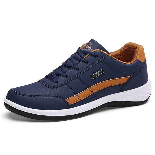 Blauer Herren-Sneaker mit braunen Akzenten, weißer Sohle und schwarzer Laufsohle. Bequeme Freizeitschuhe, ideal für Alltag und Sport.
