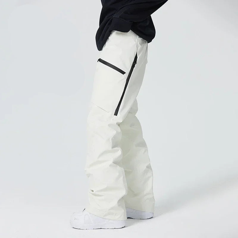 Weiße Skihose mit schwarzem Reißverschluss, seitlicher Tasche und lockerer Passform. Ideal für Wintersport und Outdoor-Aktivitäten.