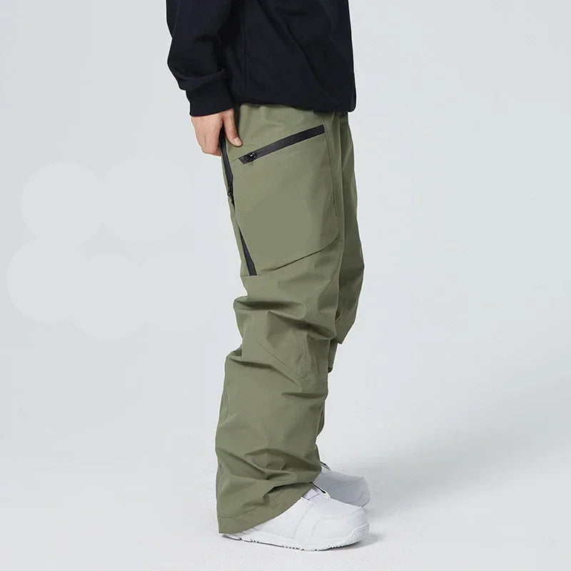 Grüne Outdoor-Hose mit schwarzen Reißverschlüssen, getragen von Person in weißen Sneakers. Ideal für Wandern und Freizeitaktivitäten.