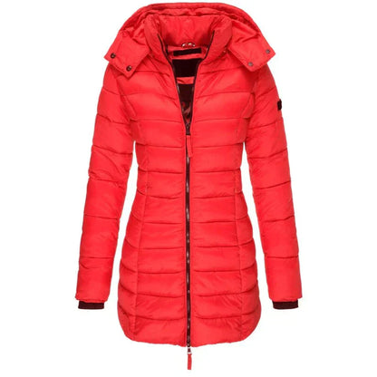 Rote Damen-Daunenjacke mit Kapuze, gesteppter Look, Reißverschluss vorne, modisch und warm, ideal für Wintermode und Outdoor-Aktivitäten.