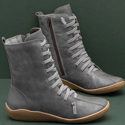 Graue Damenstiefel aus Leder mit Schnürung und Reißverschluss, flache Gummisohle, modisch und bequem, ideal für Herbst und Winter.