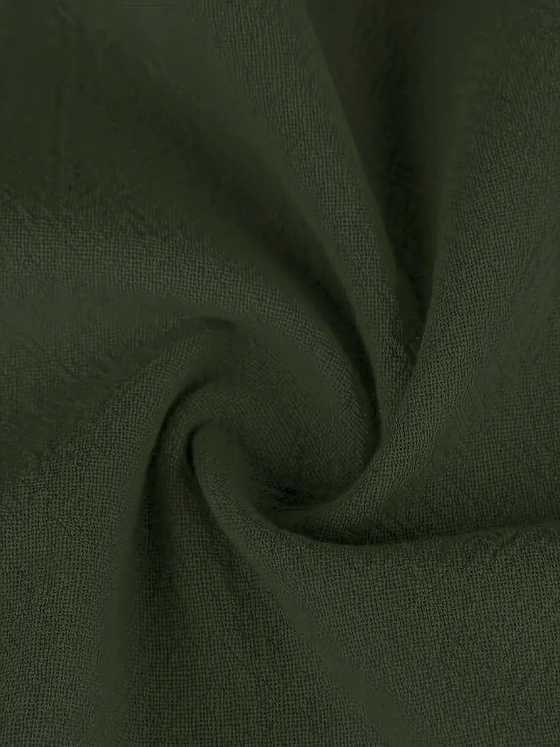 Dunkelgrüner Leinenstoff, Nahaufnahme. Hochwertiges Textilmaterial, ideal für Kleidung und Dekoration. Strukturierte, langlebige Oberfläche.