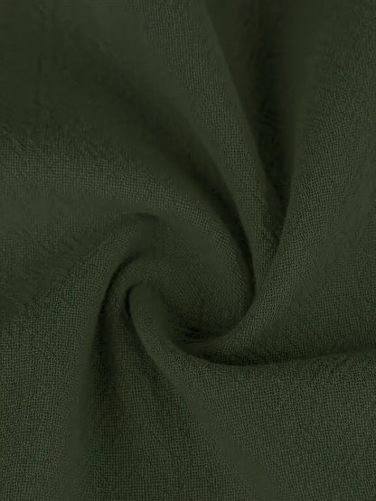 Dunkelgrüner Leinenstoff, Nahaufnahme. Hochwertiges Textilmaterial, ideal für Kleidung und Dekoration. Strukturierte, langlebige Oberfläche.