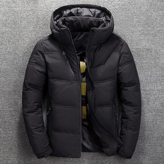 Schwarze Winterjacke mit Kapuze, gesteppter Stoff, Reißverschluss, warm gefüttert, modisches Design, ideal für kalte Temperaturen.