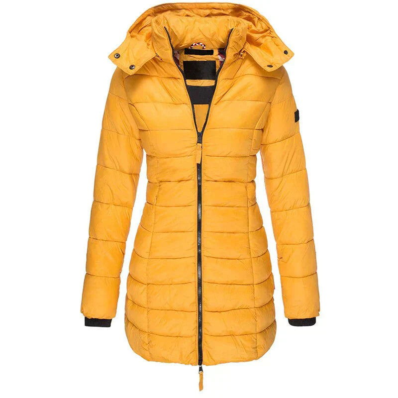 Gelbe Damen-Daunenjacke mit Kapuze, Reißverschluss und gestepptem Design. Wintermode, warme Outdoor-Bekleidung, stilvolle Damenjacke.