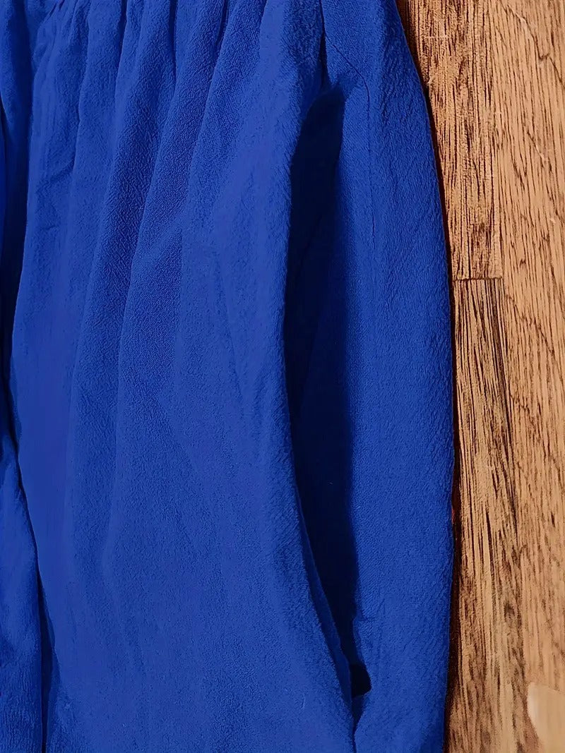 Blaues Hemd aus Baumwolle, hängend an Holzwand. Knitterfreies Design, modisch und elegant. Perfekt für Business- und Freizeitkleidung.