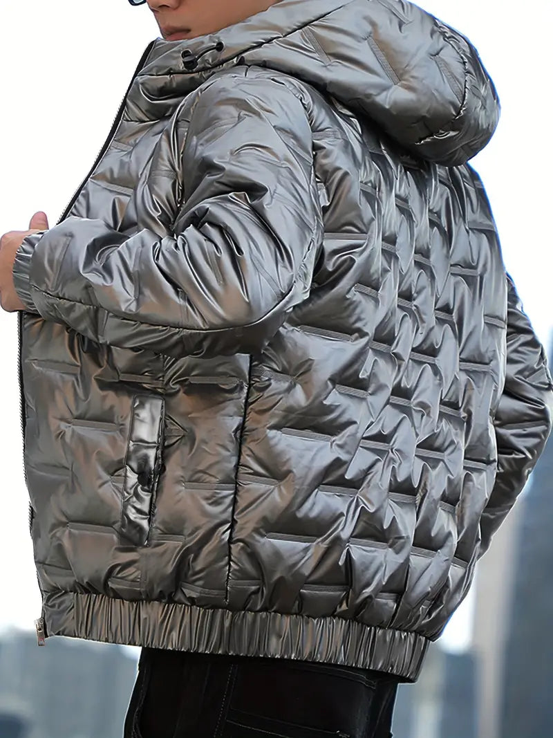 Silberne, glänzende Daunenjacke mit Kapuze, gestepptem Design und Reißverschluss, getragen von einer Person. Wintermode, warme Oberbekleidung.