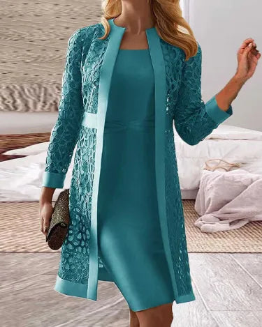 Elegantes türkisfarbenes Kleid mit Spitzenmantel, ideal für formelle Anlässe. Perfekte Kombination aus Stil und Eleganz für besondere Events.