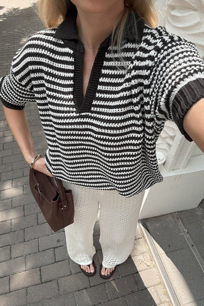 Detailansicht des offenen Polokragens am gestreiften Strickpullover