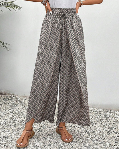 Damen Sommerhose mit weitem Bein und geometrischem Muster, ideal für Strand und Freizeit. Leichte, luftige Stoffhose in Beige und Braun.