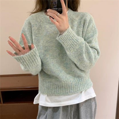 Women's sweater with round neckline, loose fit and long sleeves