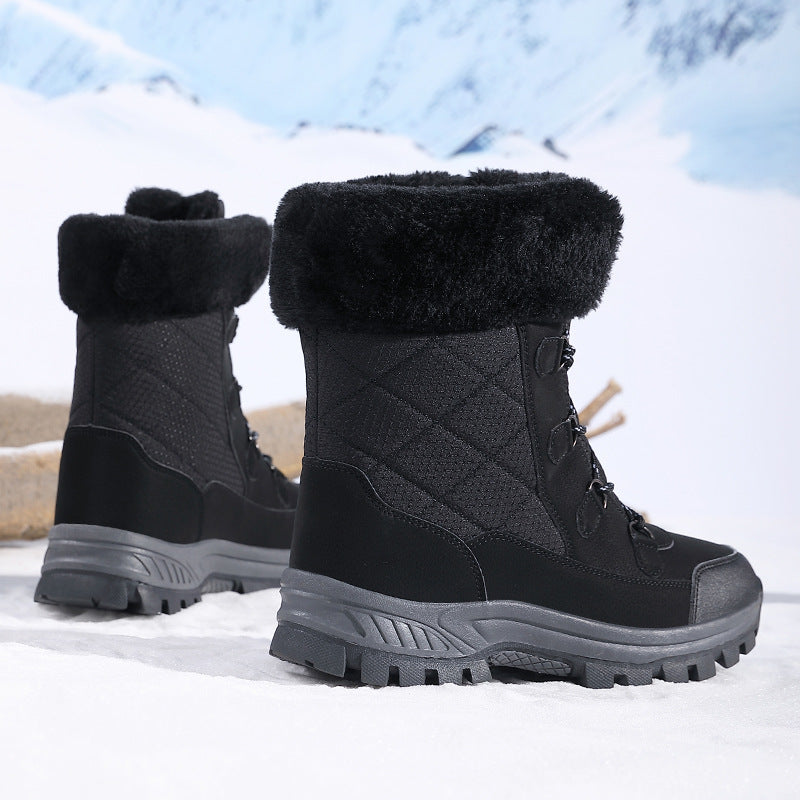 Schwarze Winterstiefel mit Fellfutter auf Schnee, robustes Design, ideal für kalte Temperaturen und Outdoor-Aktivitäten, rutschfeste Sohle.