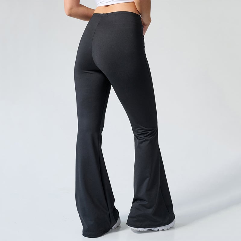 Schwarze Schlaghose Damen, Rückansicht. Modische, bequeme Yogahose mit weitem Bein, ideal für Fitness und Freizeit. Hochwertiges Stretchmaterial.