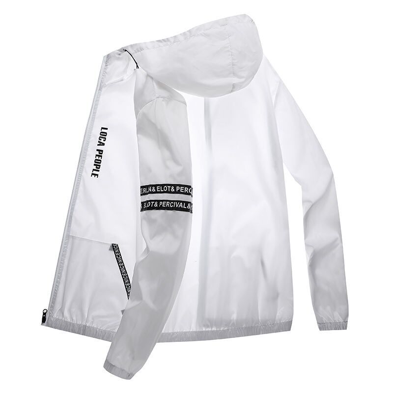 Weiße Windjacke mit Kapuze, schwarzem Schriftzug "LOCA PEOPLE" am Ärmel, Reißverschluss und elastischem Bund. Ideal für Outdoor-Aktivitäten.