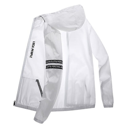 Weiße Windjacke mit Kapuze, schwarzem Schriftzug "LOCA PEOPLE" am Ärmel, Reißverschluss und elastischem Bund. Ideal für Outdoor-Aktivitäten.
