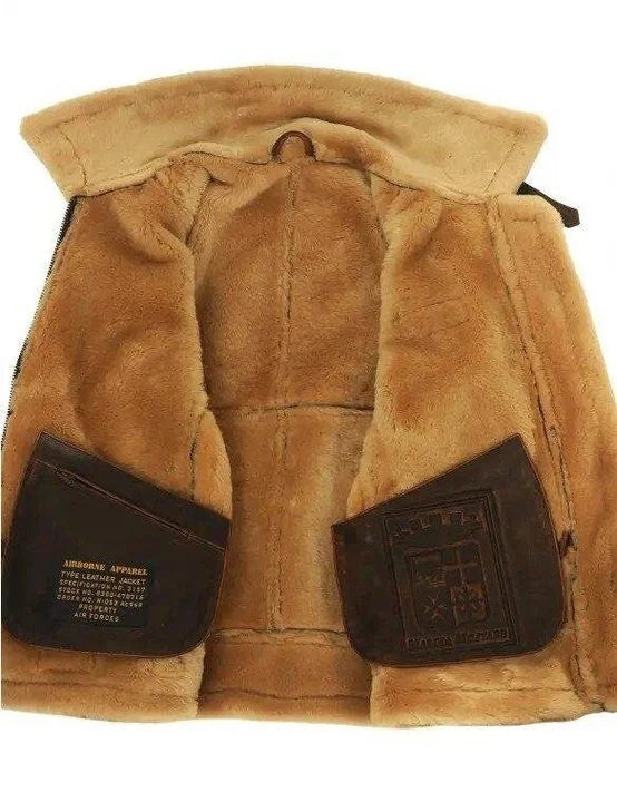 Braune Fliegerjacke aus Lammfell mit offenem Innenfutter, zwei dunklen Taschen, Vintage-Stil, ideal für Wintermode und Outdoor-Aktivitäten.