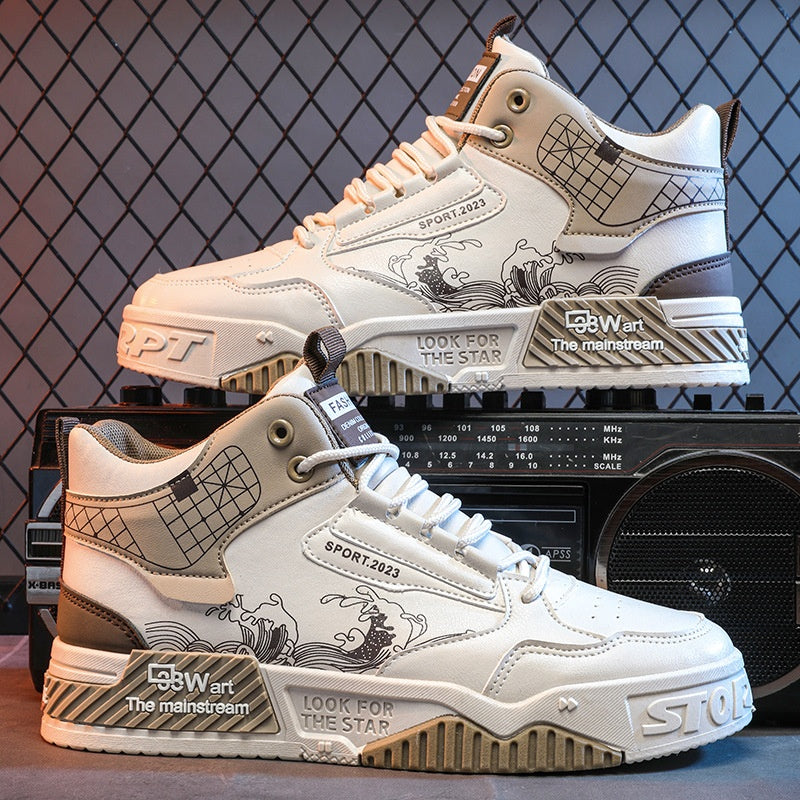 Weiße High-Top-Sneaker mit grafischen Mustern, Retro-Design und Schriftzügen, vor einem schwarzen Gitterhintergrund. Trendige Sportschuhe 2023.