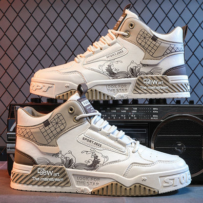 Weiße High-Top-Sneaker mit grafischen Mustern, Retro-Design und Schriftzügen, vor einem schwarzen Gitterhintergrund. Trendige Sportschuhe 2023.