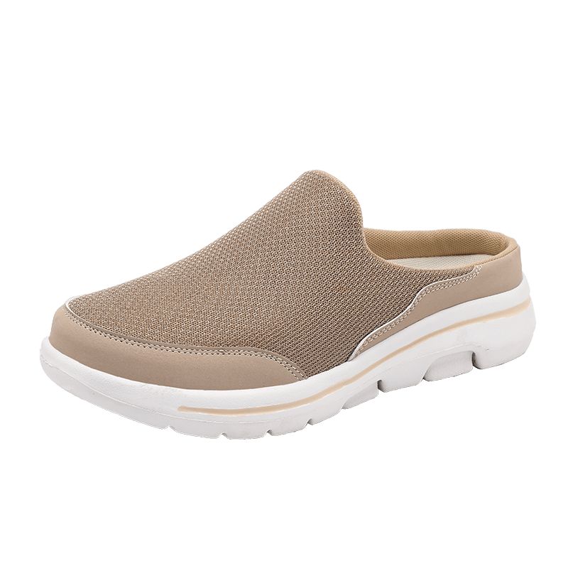 Beiger Herren-Slipper mit weißer Sohle, atmungsaktivem Mesh-Obermaterial und gepolstertem Fußbett. Ideal für Komfort und Freizeit.