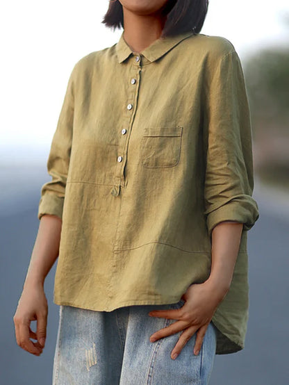 Damen Leinenhemd in Khaki, lässig geschnitten mit Brusttasche und Knopfleiste, kombiniert mit hellblauen Jeans. Ideal für Freizeitmode.