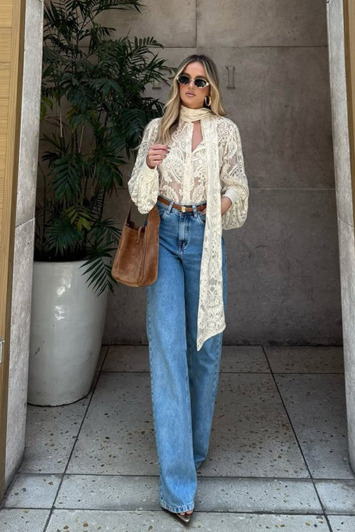 Damenbluse mit femininem Spitzenmuster und Bindekragen