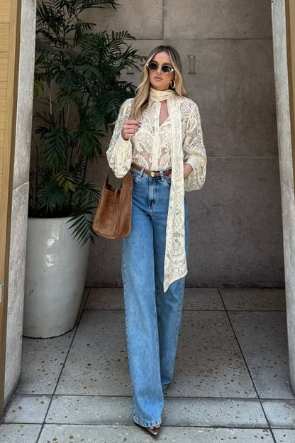 Damenbluse mit femininem Spitzenmuster und Bindekragen
