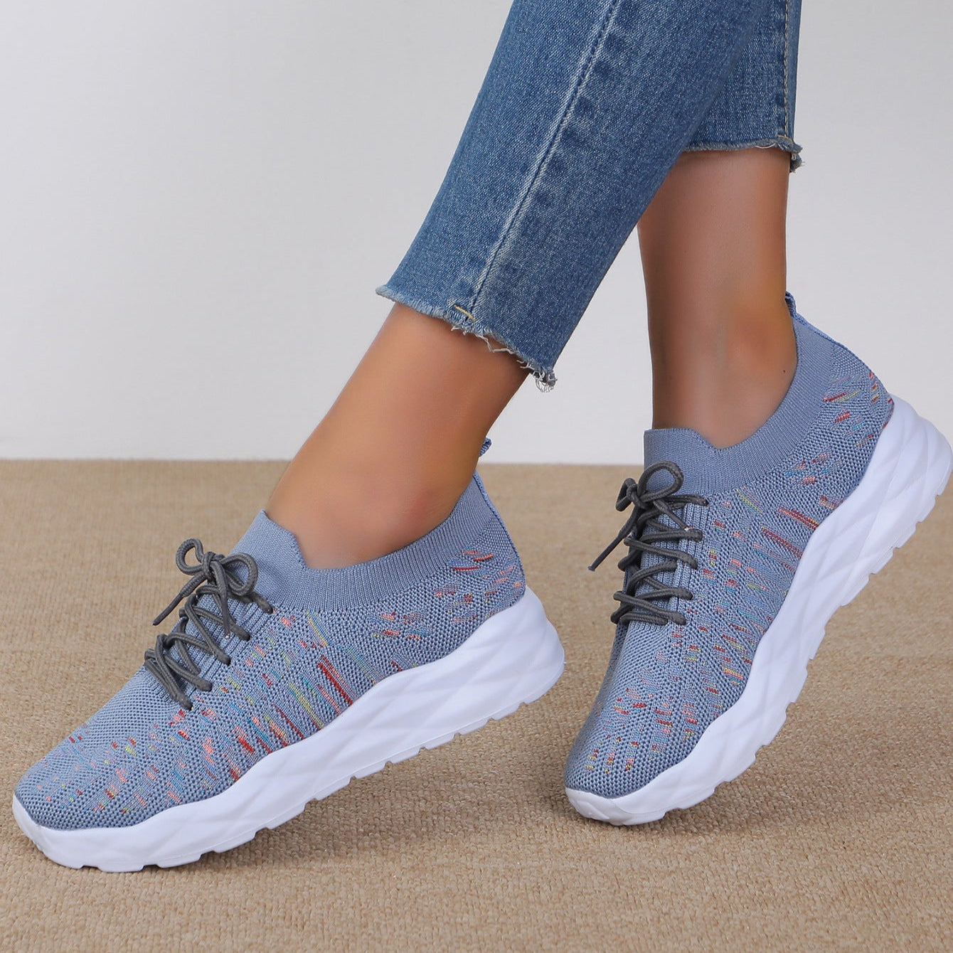 Damen Sneaker in Blau mit weißer Sohle, gestricktes Obermaterial, bequeme Passform, modisch, ideal für Freizeit und Sport, Jeans kombiniert.