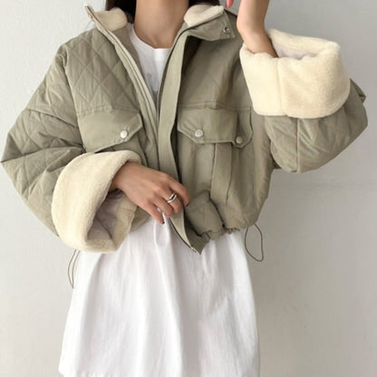 Damen Winterjacke – Gefüttert mit Stehkragen und Lammfell-Stil-Abnähten
