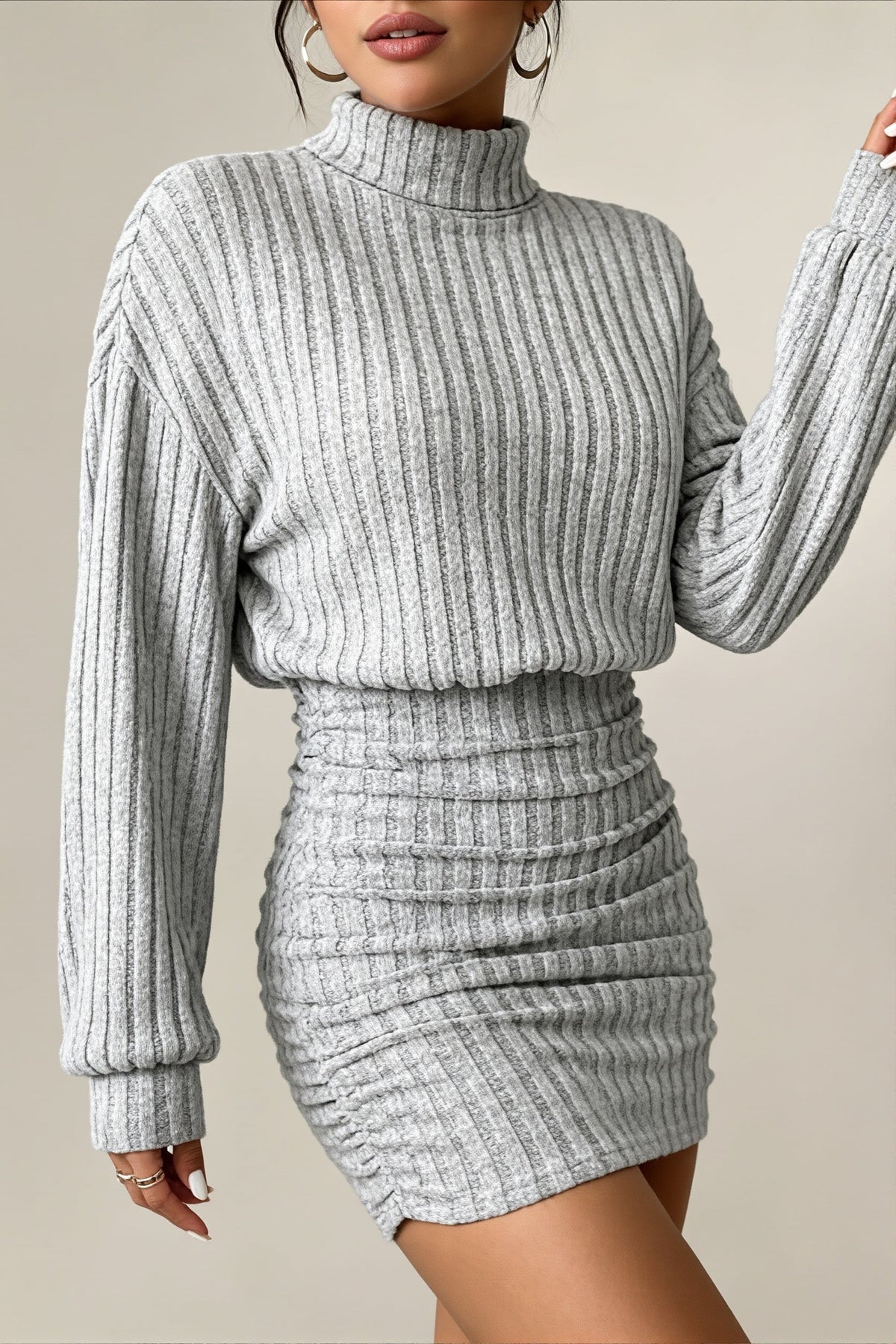 Detailansicht des gerippten Stoffes am Damen-Minidress